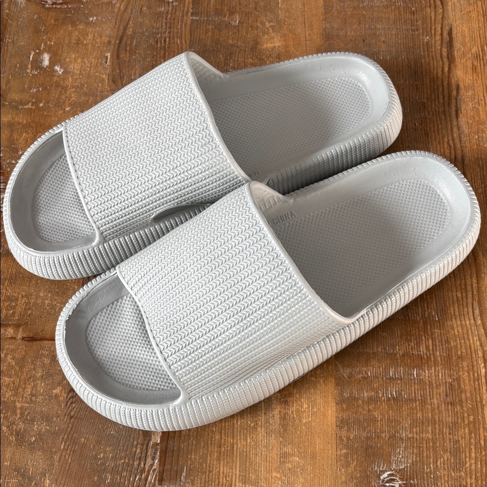 NEW The Cloudies Original Ergonomically Designed Slippers Sandals 44-45 Grey